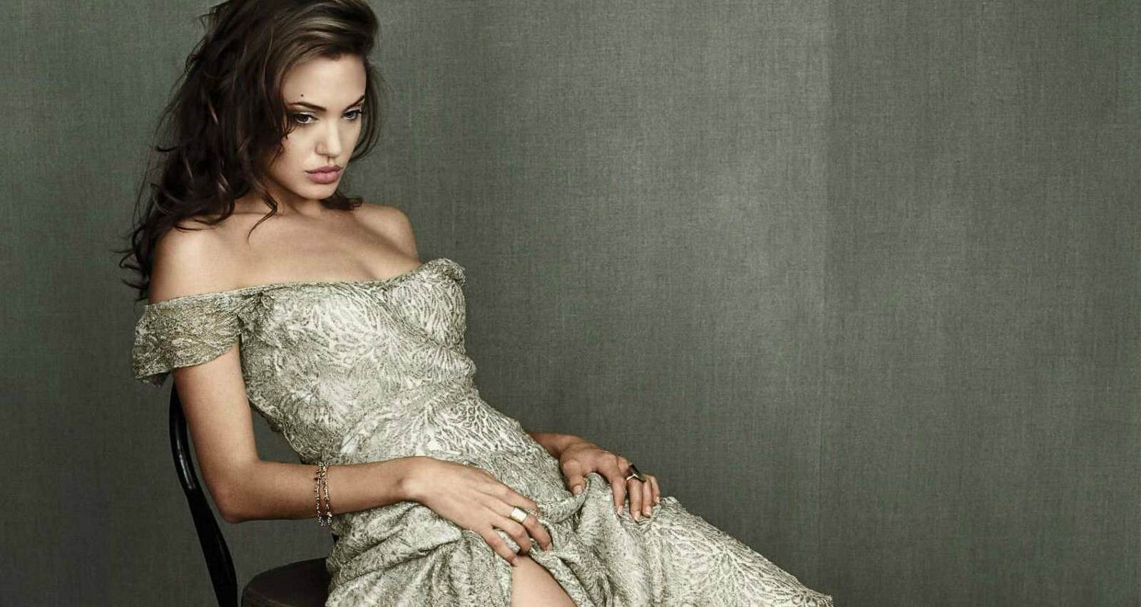 27 Absurdly Hot Angelina Jolie Pictures